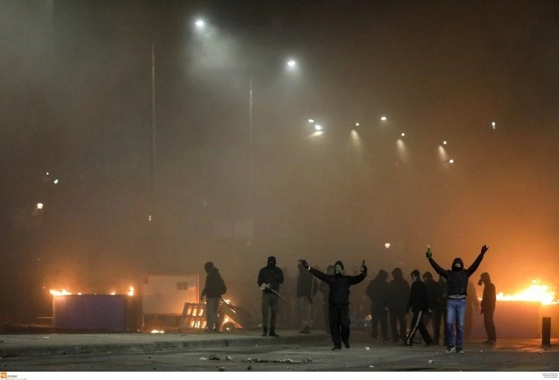 Η αστυνομία περικυκλώνει το ΑΠΘ για να βρει αντιεξουσιαστές – Στις φλόγες το εργοτάξιο του μετρό (εικόνες, βίντεο)